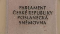 Do Sněmovny můžou bez kontroly stovky lidí. Dostanou se tam díky speciální kartě