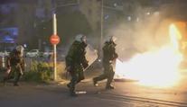Policisté zmlátili muže kvůli roušce, ulice Athén zaplnili demonstranti