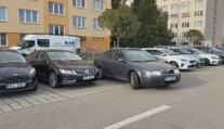 Řidiči bojují o parkovací místa. Jejich nedostatek trápí řadu měst