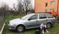 Řidička narazila do domu a je v kómatu, volali policii. Bylo to jinak