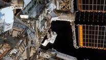Astronauti vyrazili mimo bezpečí ISS, připojili nový adaptér