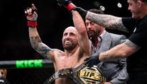 Volkanovski obhájil titul v UFC. Jeho soupeř si zlomil obě nohy