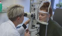 Řidiči podceňují brýle za volantem. Mnozí jezdí dokonce i bez nich