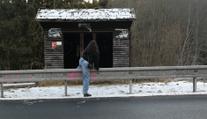 Netradiční zastávka na Slovensku stojí za svodidly. Brzy přijde náprava