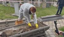 Odborníci vynesli rakve z hrobky z 19. století. Ta byla přímo pod kaplí sv. Kříže