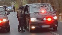 Matku s dcerkou vyhodil z auta ozbrojenec, dívka se bojí být sama