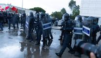 Drsné protesty zuří už v 6 evropských státech. Italská vláda posílá do Milána vojáky