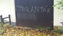 Havlovu chalupu na Hrádečku poničil vandal! Vrata posprejoval nadávkami
