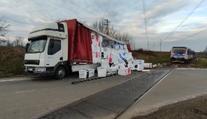 Nehoda u Hrušové: Vlak s cestujícími smetl náklaďák plný polystyrenu!