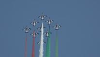 Italská letka ozdobila start etapy Gira d'Italia barevným přeletem