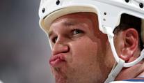 Bitkařovi z NHL jde o život, chce se zabít. Jeho otec prosí o pomoc!