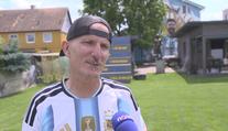 Malá Argentina v Česku. Fanoušek si na zahradě postavil hřiště i sochu Maradony
