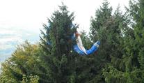 Paraglidista se zřítil do lesa, lékaři o jeho život bojovali marně