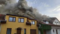 Požár zničil střechu rodinného domu v Kuřimi, škoda se počítá v milionech
