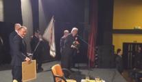 VIDEO: Miloš Zeman dostal dar od ženy, se kterou přišel o panictví!