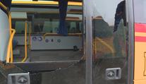 Na autobus nejspíš někdo střílel, uvnitř bylo 18 lidí. Vše řeší policie