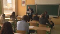 Do škol se vrací i starší žáci, má to však přísná opatření