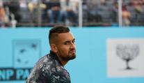 Kyrgios se vysmál oblečení sudího, raketou málem trefil diváka! VIDEO