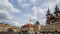 Muž zapálil Mariánský sloup v Praze. Pak počkal na hlídku strážníků