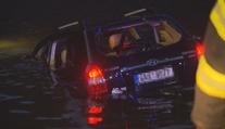 Auto skončilo ve Vltavě, pod hladinu šlo i s řidičem na palubě
