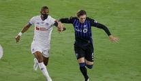 Honduraský fotbalista hrál Ligu mistrů v roušce! Chtěl ochránit rodinu