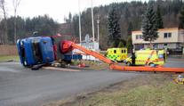 Vážná nehoda na Vsetínsku: S dělníky se převrátila plošina