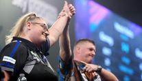 Greavesová končí po boji v prvním kole. Aspinall postoupil zavřením 170
