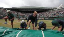 VIDEO: Parádní práce! Tak rychle se Wimbledon ukryje před deštěm