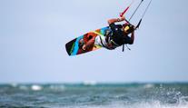 Poryv odhodil muže na kiteboardu do sloupu, na místě zemřel!