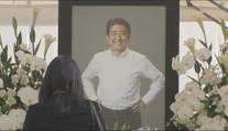 Japonci dali poslední sbohem expremiérovi Abemu. Zabil ho atentátník