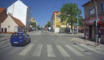 Nebezpečné manévry v Budějovicích. Řidič riskoval jízdou na červenou