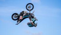 Podmol ukázal nový trik na motorce pro Dakar. Patami tleskl o navigační věž