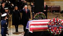 USA truchlí, Georgi Bushovi staršímu se přišel poklonit i Trump