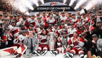 Carolina po 20 letech slaví Stanley Cup. Vegas s Hertlem vynulovala