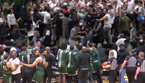 Šli si tvrdě po krku. Na univerzitním basketbalu se rvali hráči i fanoušci