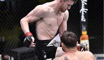 Sandman uspal soupeře naskočeným kolenem. Volkov ukončil Overeema