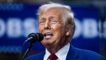 Lidé se baví nad fotkou Trumpových vlasů. Vypadá, že zapomněl paruku, říkají