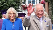 Král Karel má nový roztomilý šperk. Nejspíš ho dostal od princezny Charlotte