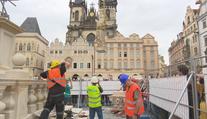 Na Staromáku se už tyčí mariánský sloup! Práce ale nabraly zpoždění