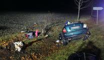 Octávie vylétla ze silnice a přerazila strom. Řidič nehodu nepřežil