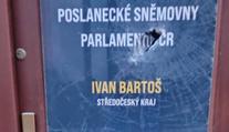 Na kancelář Ivana Bartoše někdo zaútočil sekerou. U dveří ležela černá růže