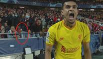Fanoušci Benficy proti Liverpoolu řádili. Jeden hodil po Díazovi tyč