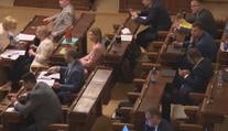 Vládní koalice navrhla zmrazit platy poslanců. Snižte náhrady, radí opozice