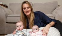 Rebecca otěhotněla během těhotenství, porodila superdvojčata