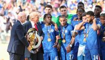 Trump juchal na fotbale rok po atentátu. Narušil oslavy Chelsea, hráči se divili
