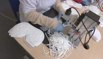 České firmy umí vyrobit miliony respirátorů denně, stát o ně nestojí