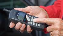 Před 30 lety dostali Češi první mobilní síť. Z tehdejších cen mobilů vám spadne brada