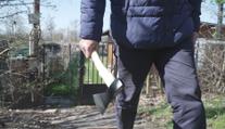 Kriminálka obvinila podezřelého muže. Loni měl zaútočit sekerou na policisty, jeden ho pak postřelil