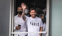Tisíce lidí vítaly v Paříži Messiho, v Barceloně sundali jeho podobiznu