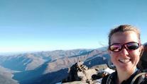 Esther volala příteli z Pyrenejí, pak zmizela. Kvůli počasí patrání přerušili do jara